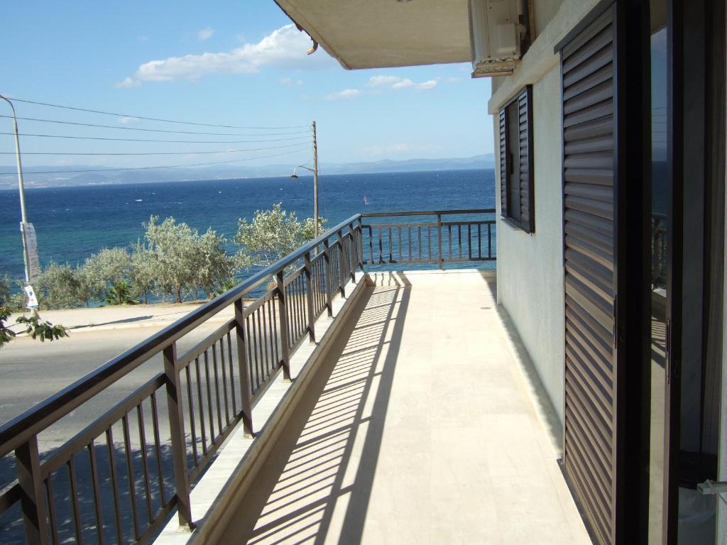 Kiwi Apartments Nea Fokea Exterior photo